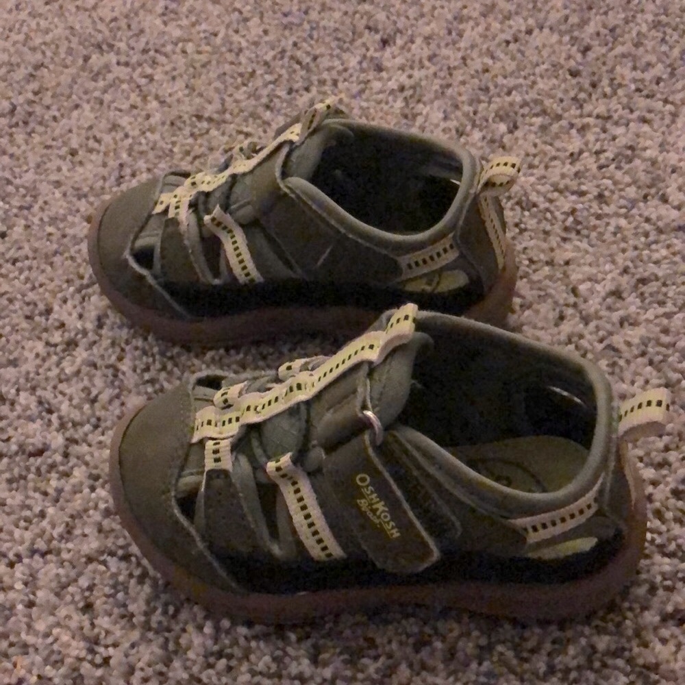 Toddler sneaker/sandals size 5